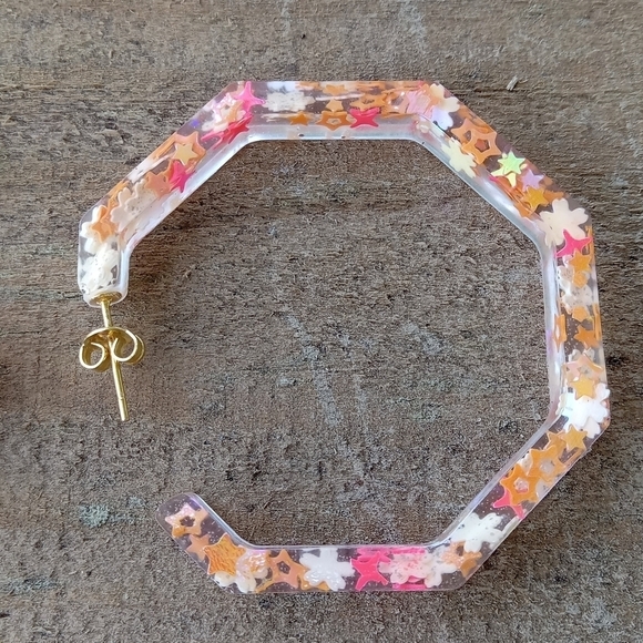 Coral, orange and yellow geometric resin hoop earrings - Picture 2 of 5